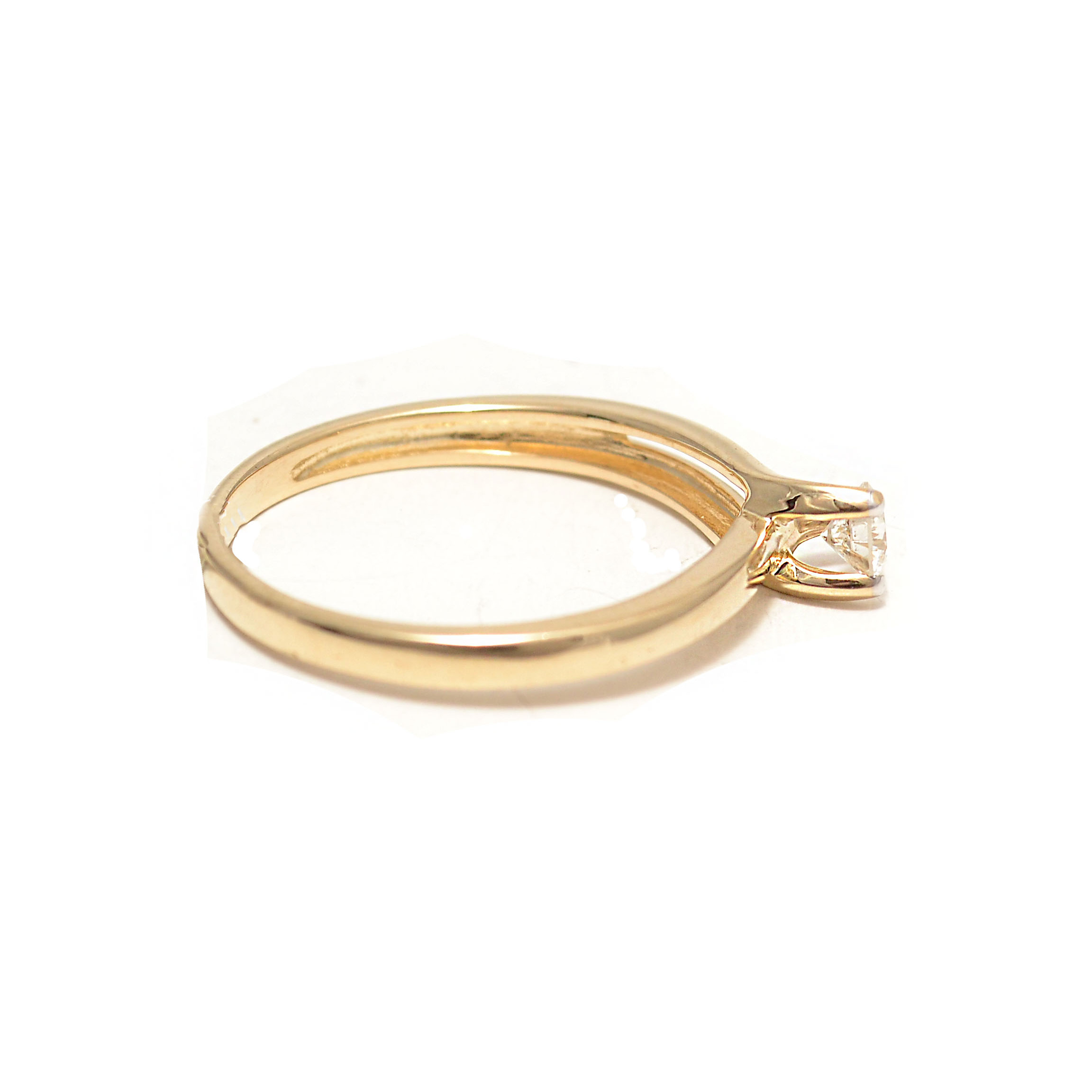 Yellow gold ring with diamond