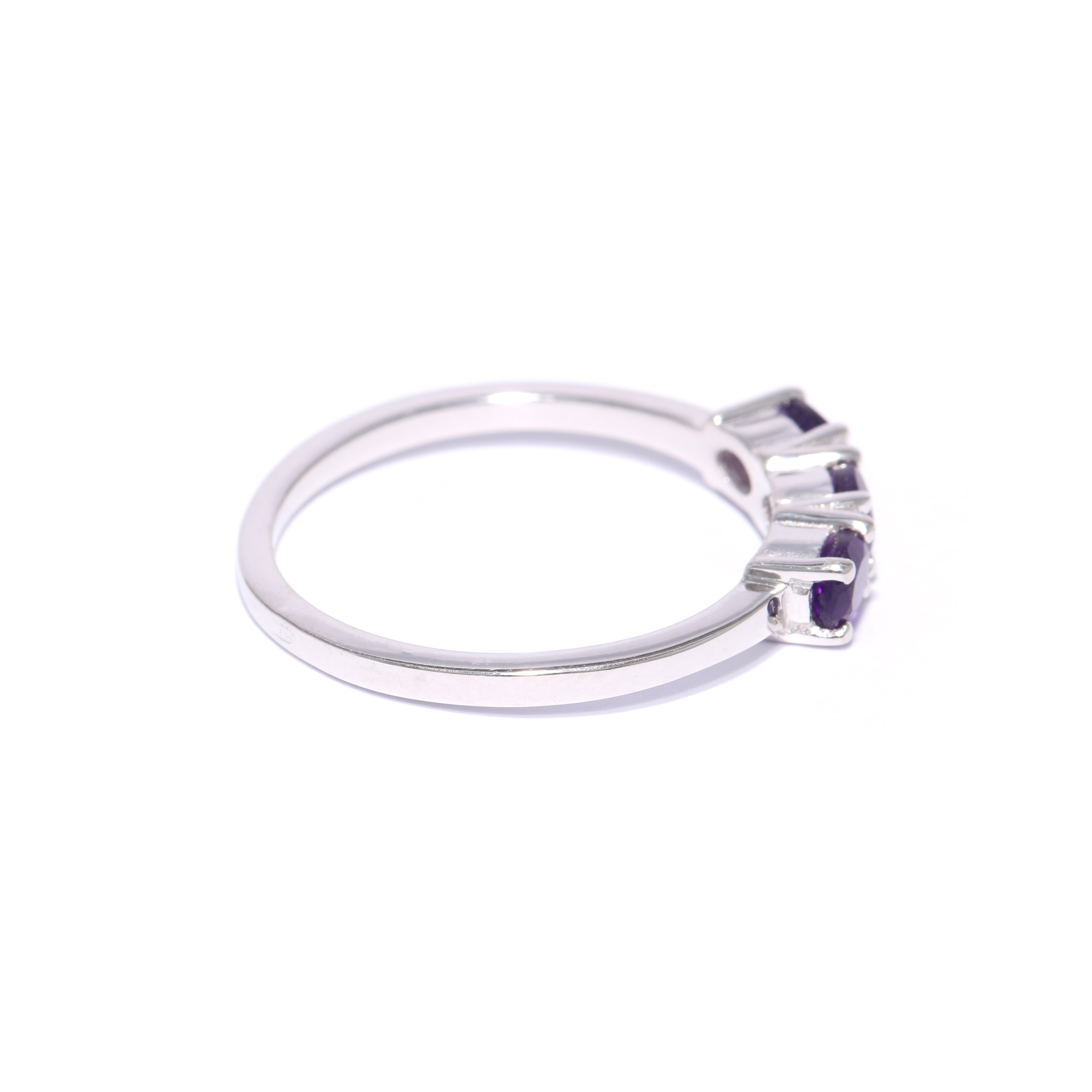 Hopeinen sormus ametistilla