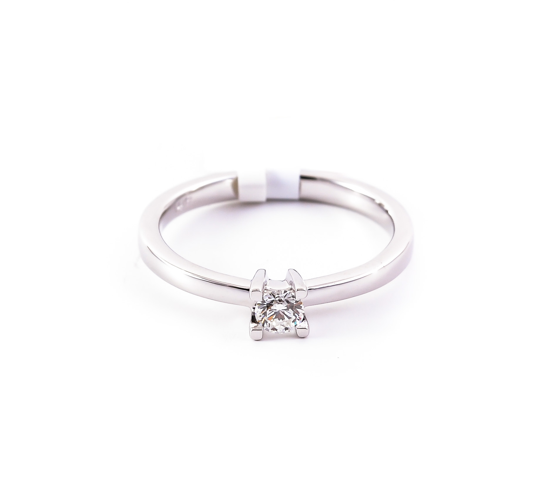 White gold ring with diamond