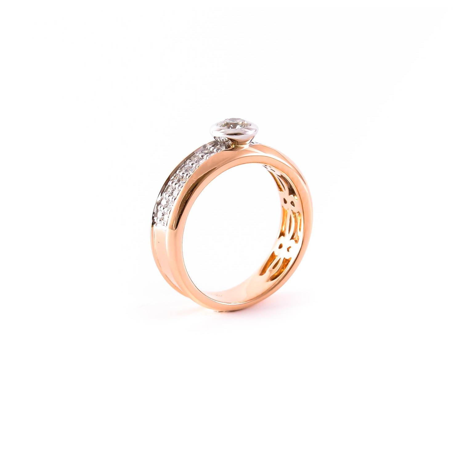 Gold ring with diamonds 