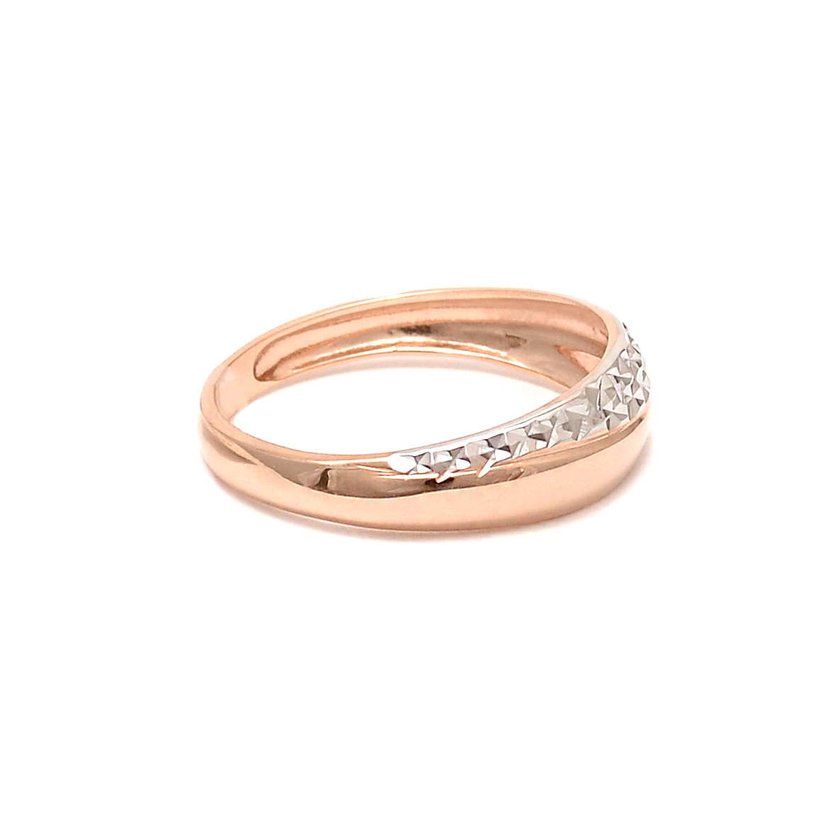 Gold ring with a diamond cut