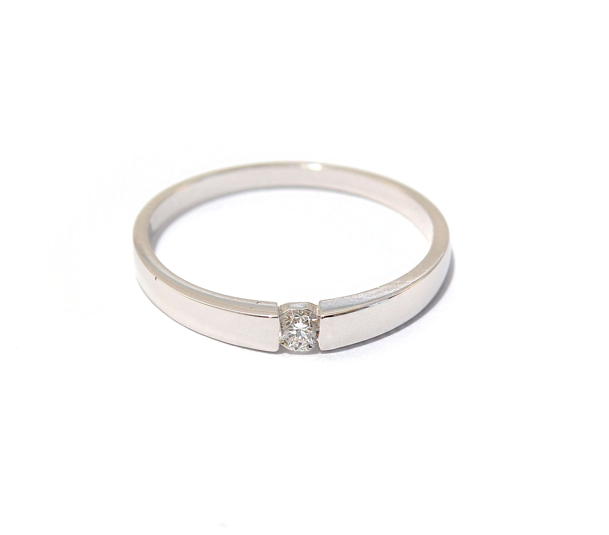 Gold ring with diamond