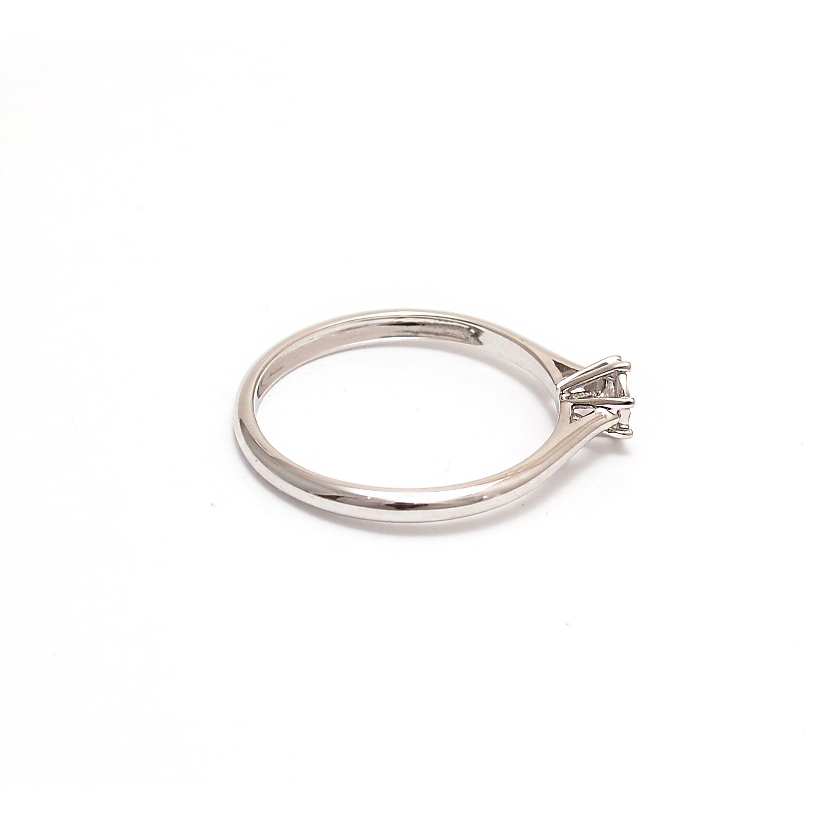 Gold ring with diamond