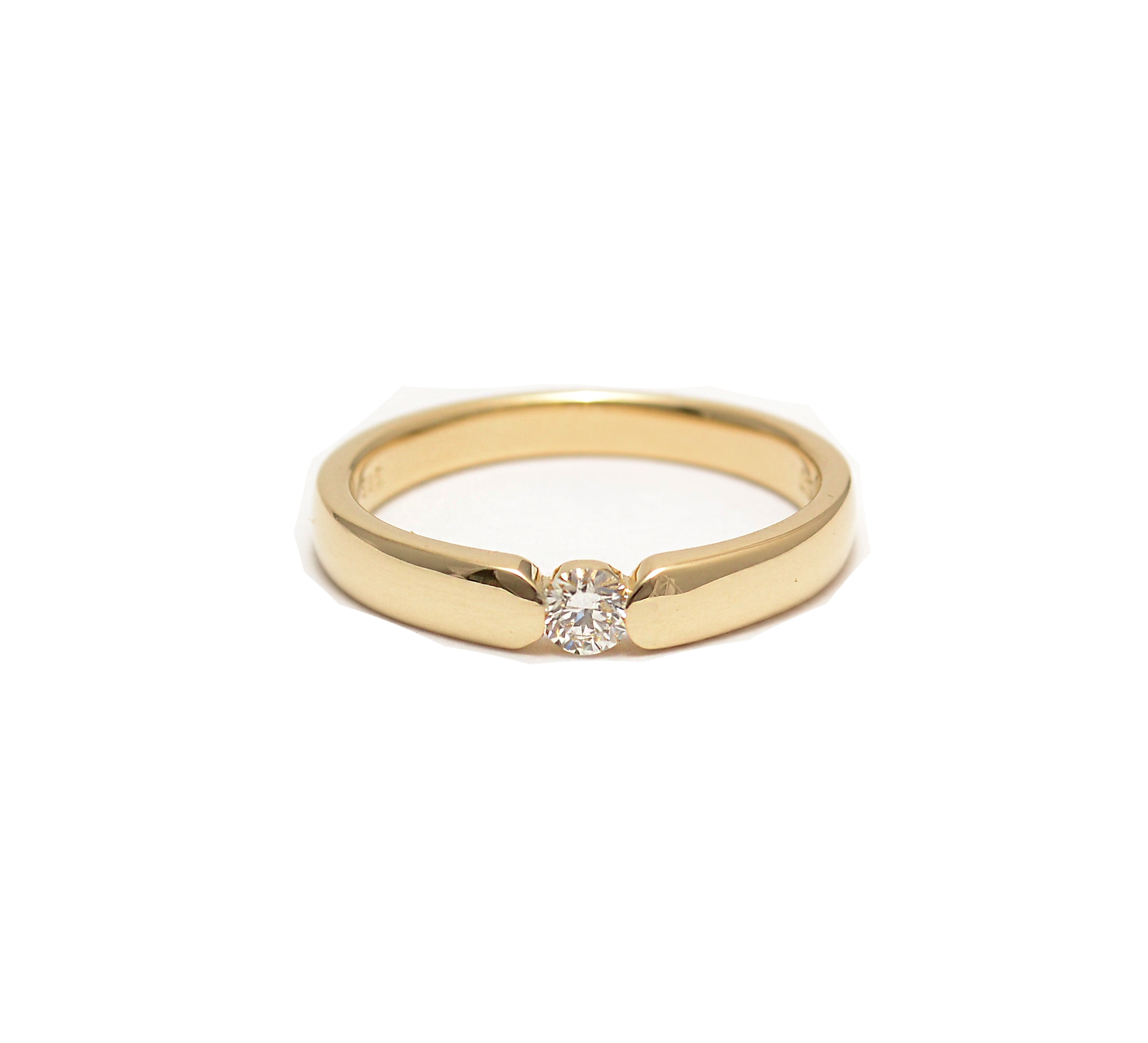 Yellow gold ring with diamond