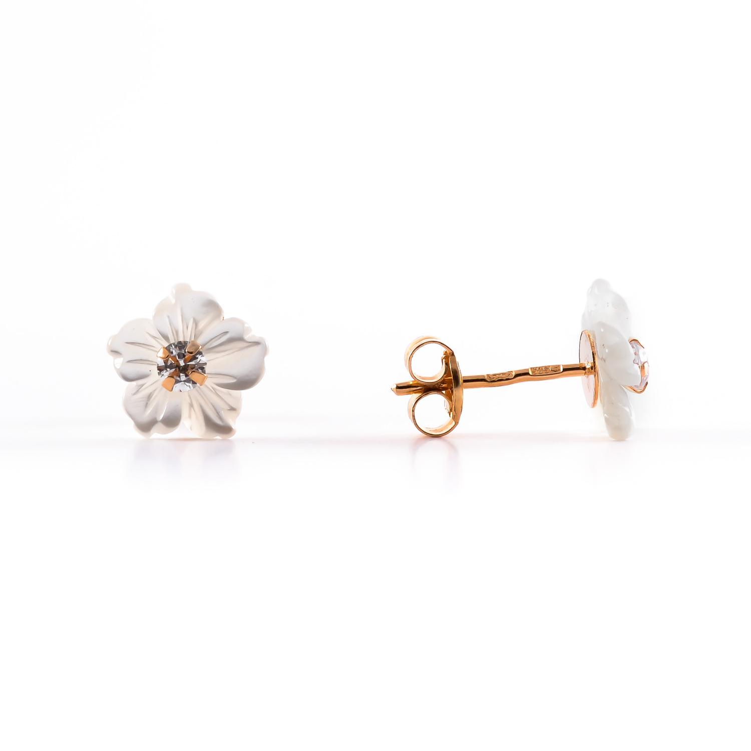 Gold earrings with pearl flower
