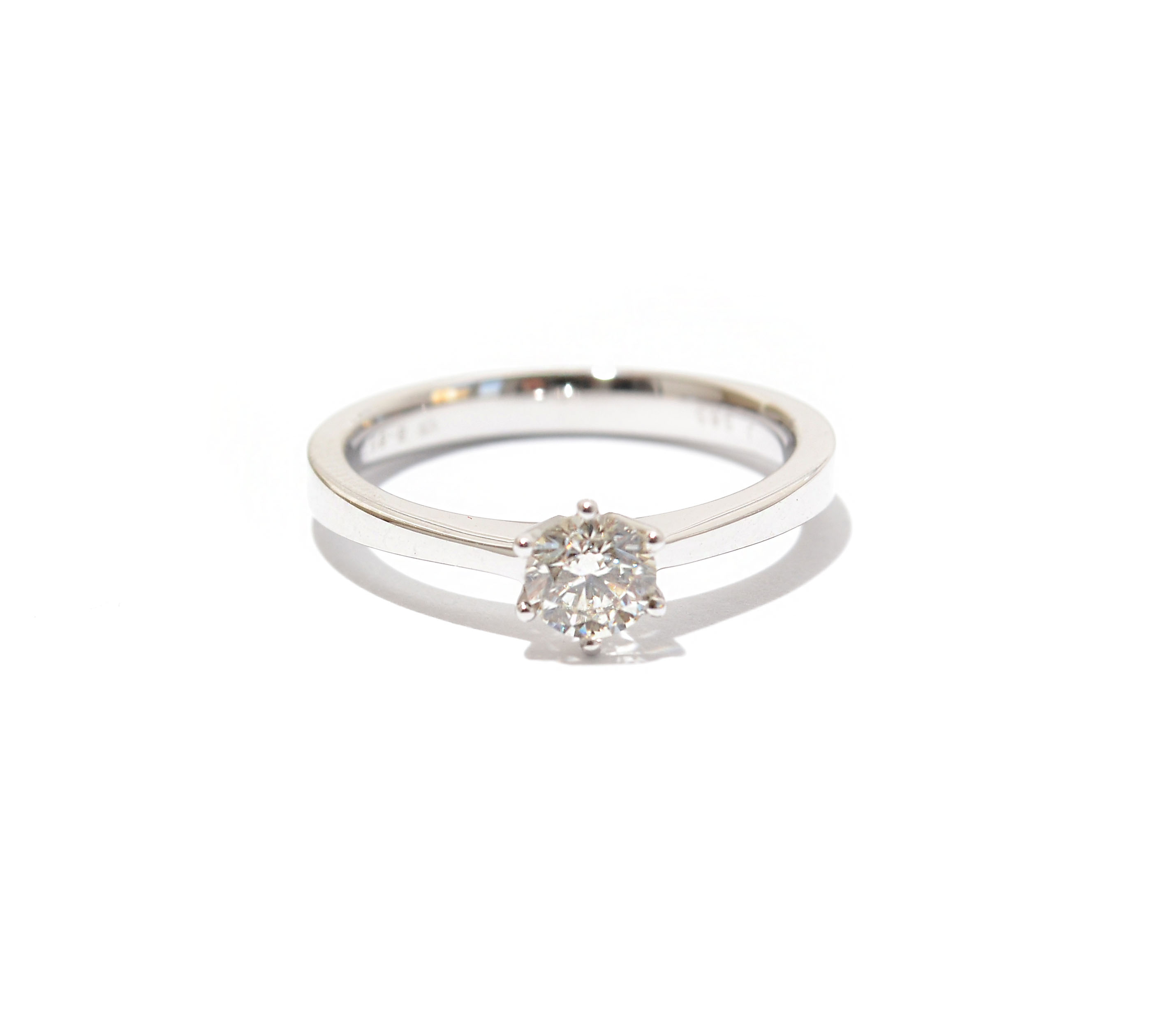 Gold diamond ring