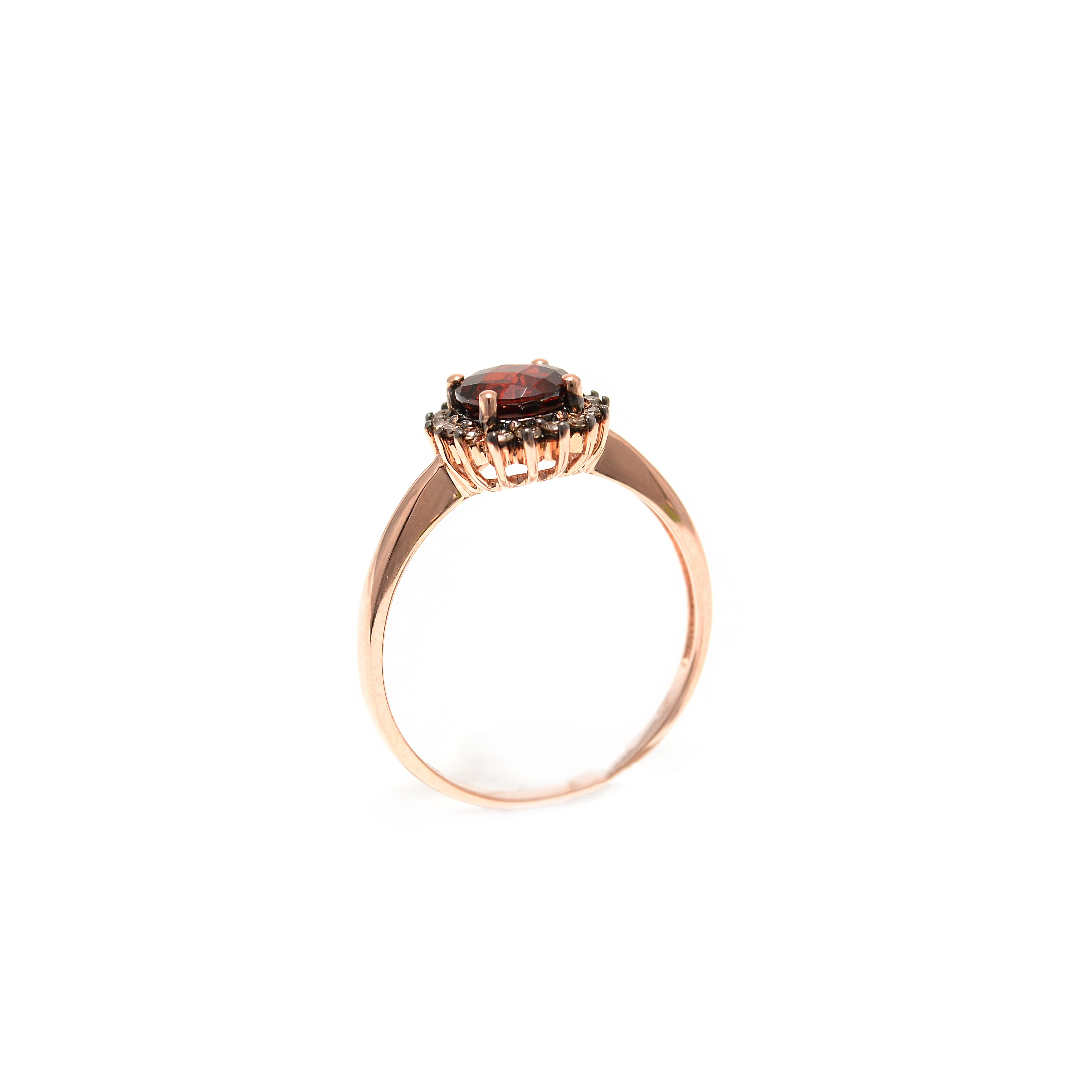 Garnet gold ring with diamonds