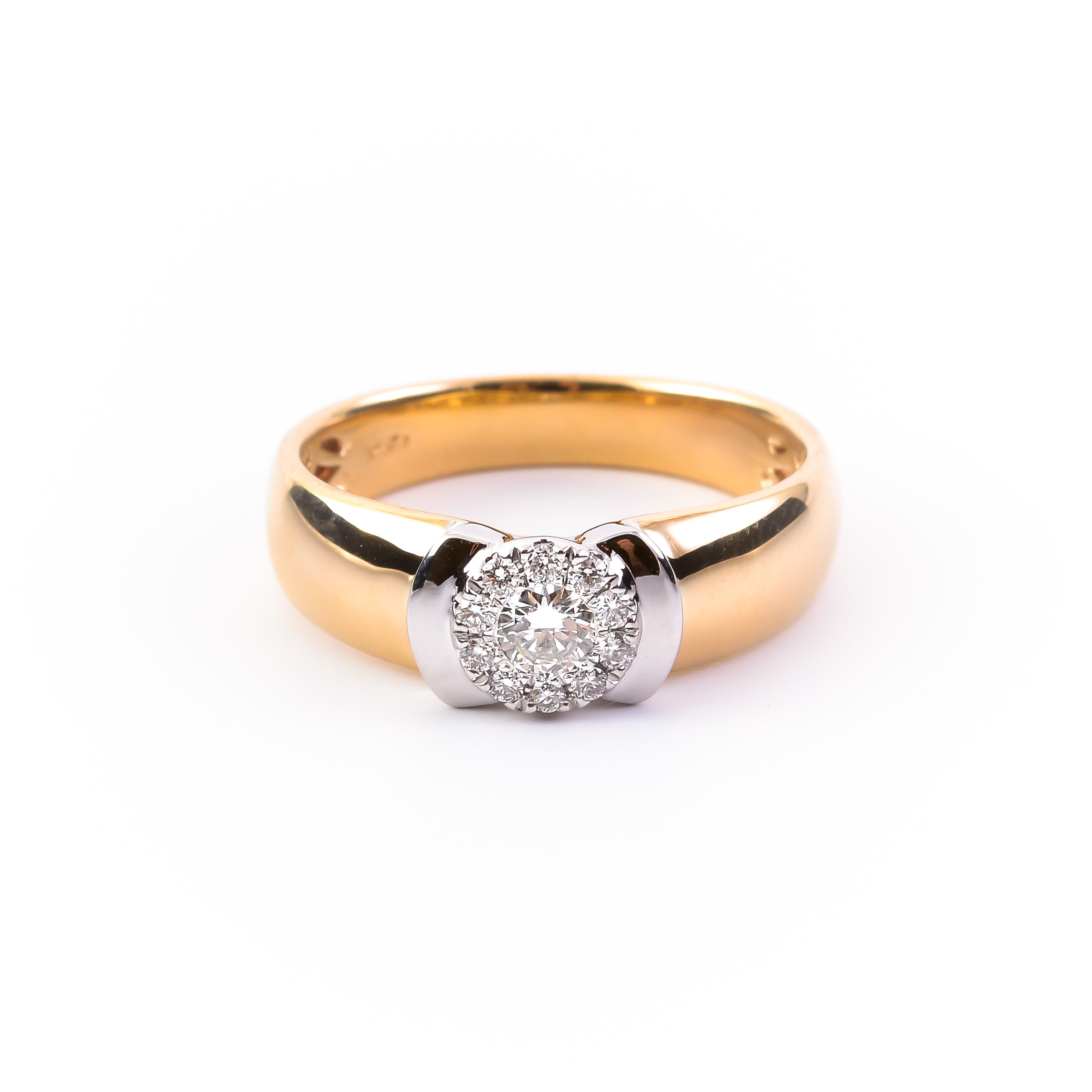 Золотое кольцо с бриллиантом