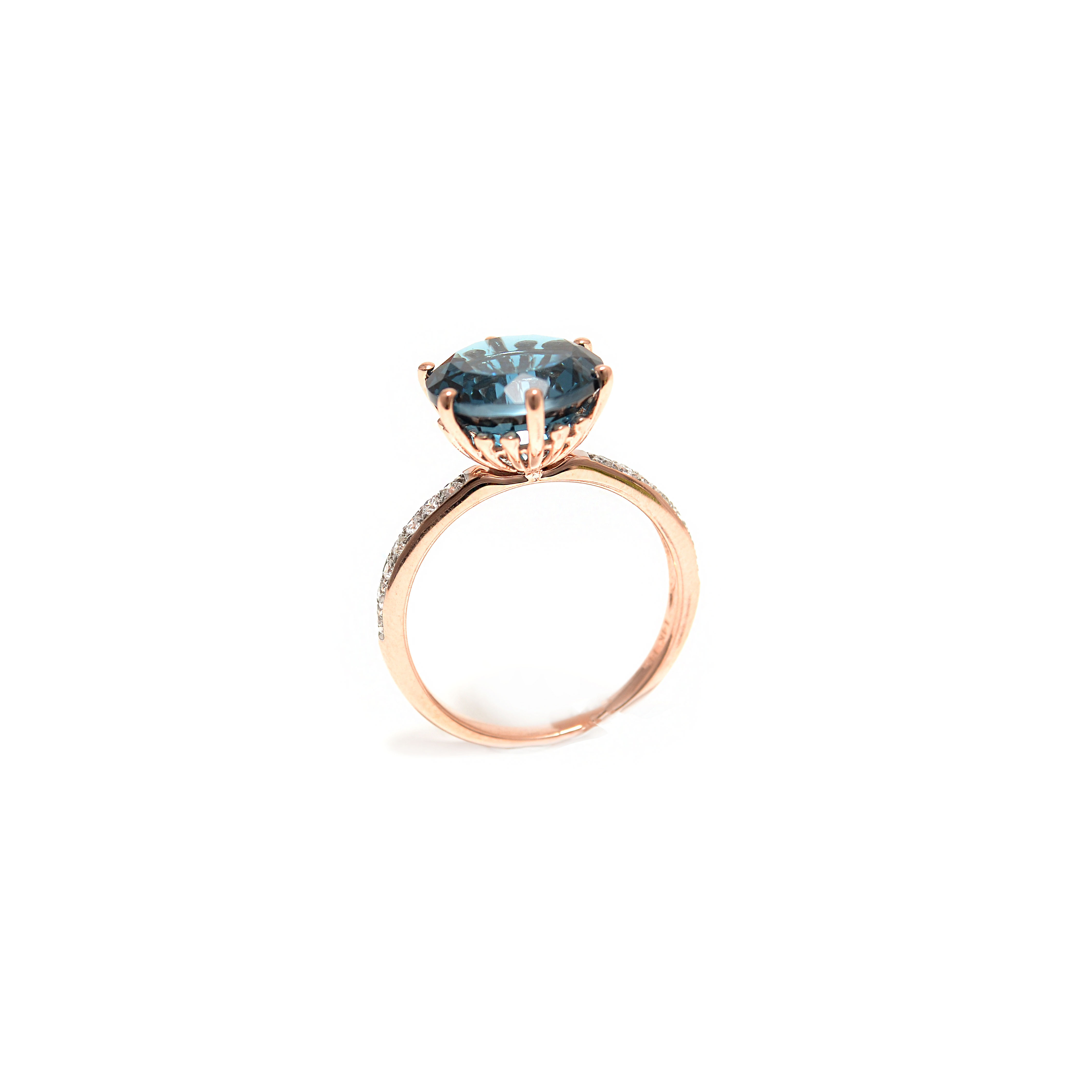 Gold ring with London topaz and diamonds
