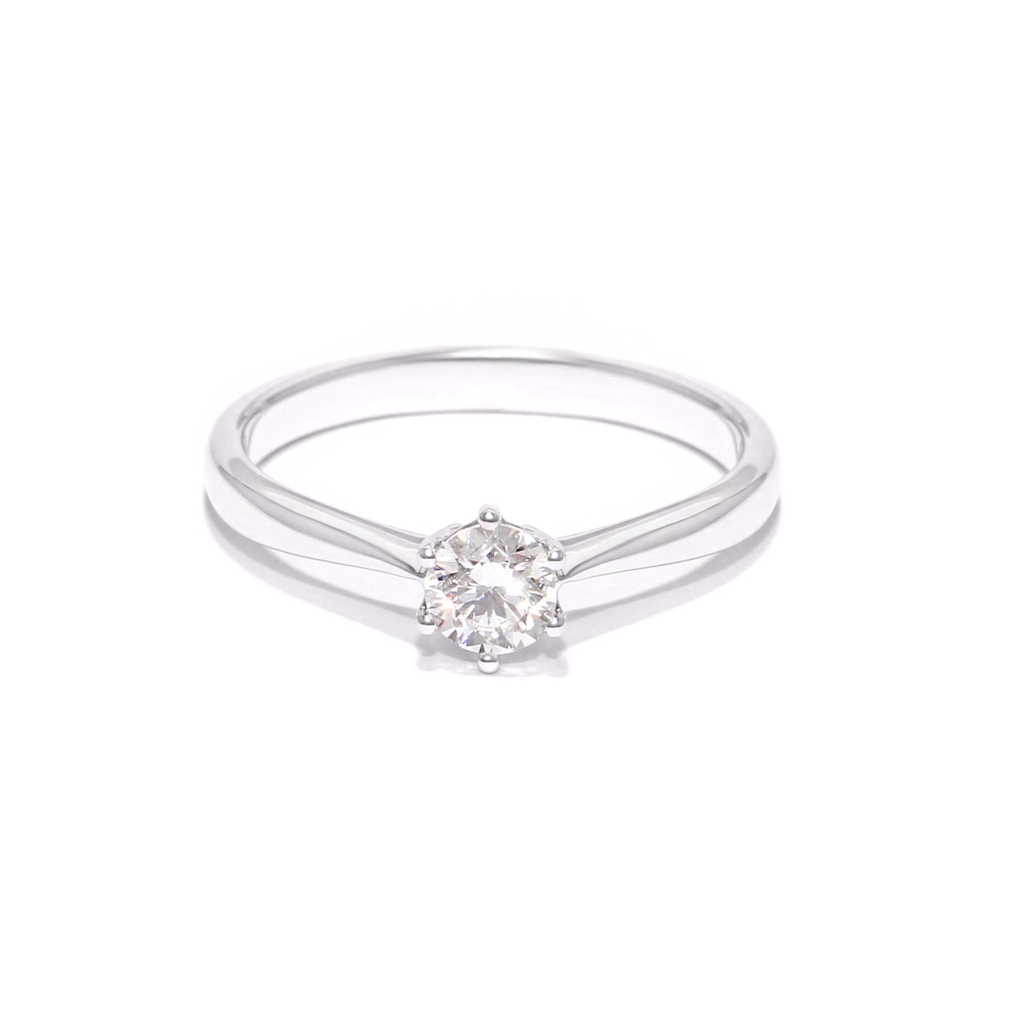 White gold ring with diamond