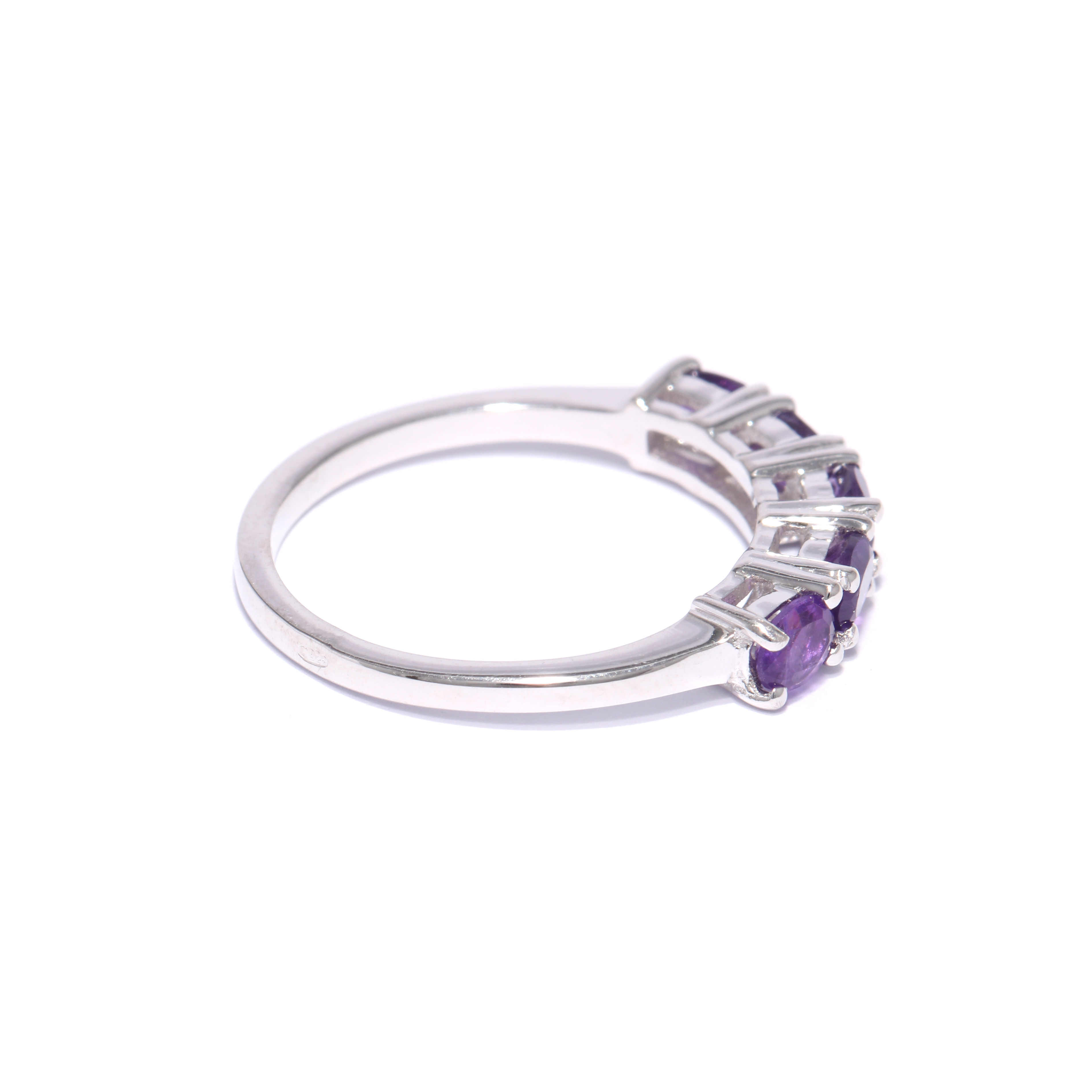 Hopeinen sormus ametistilla