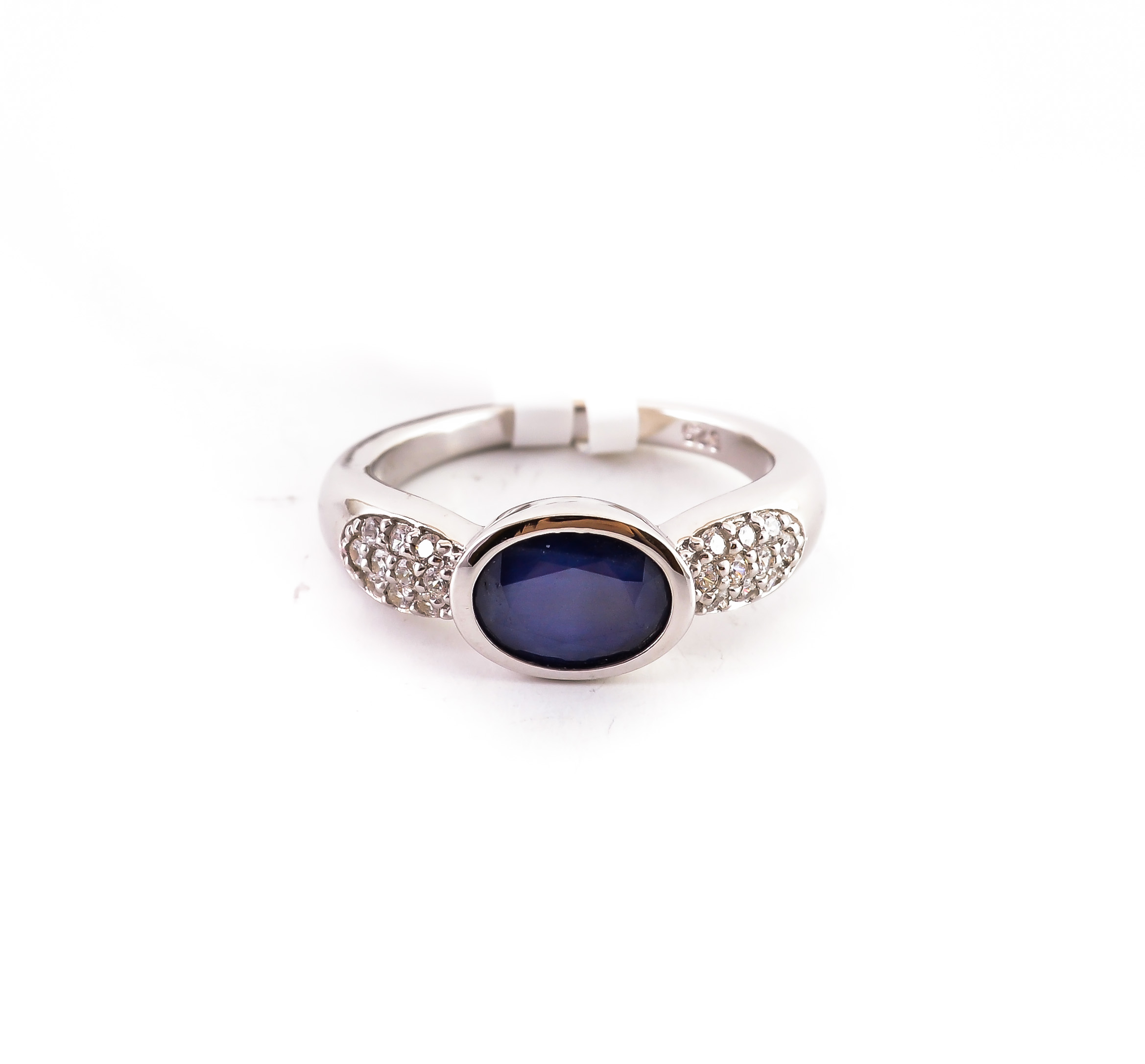 Серебряное кольцо с сапфиром
