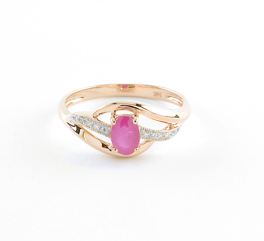Gold ring with ruby and diamonds 