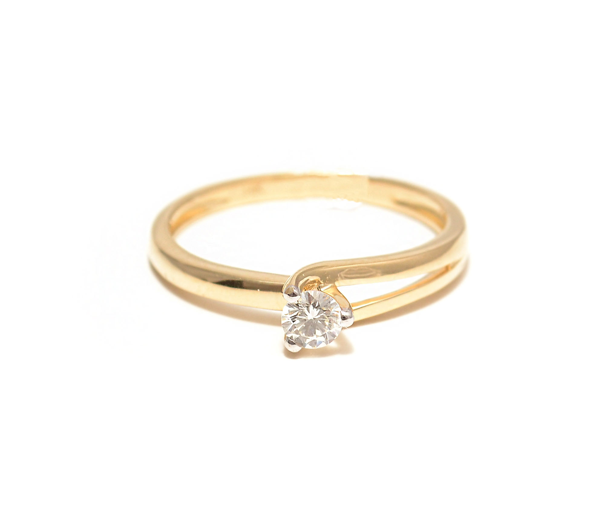 Yellow gold ring with diamond