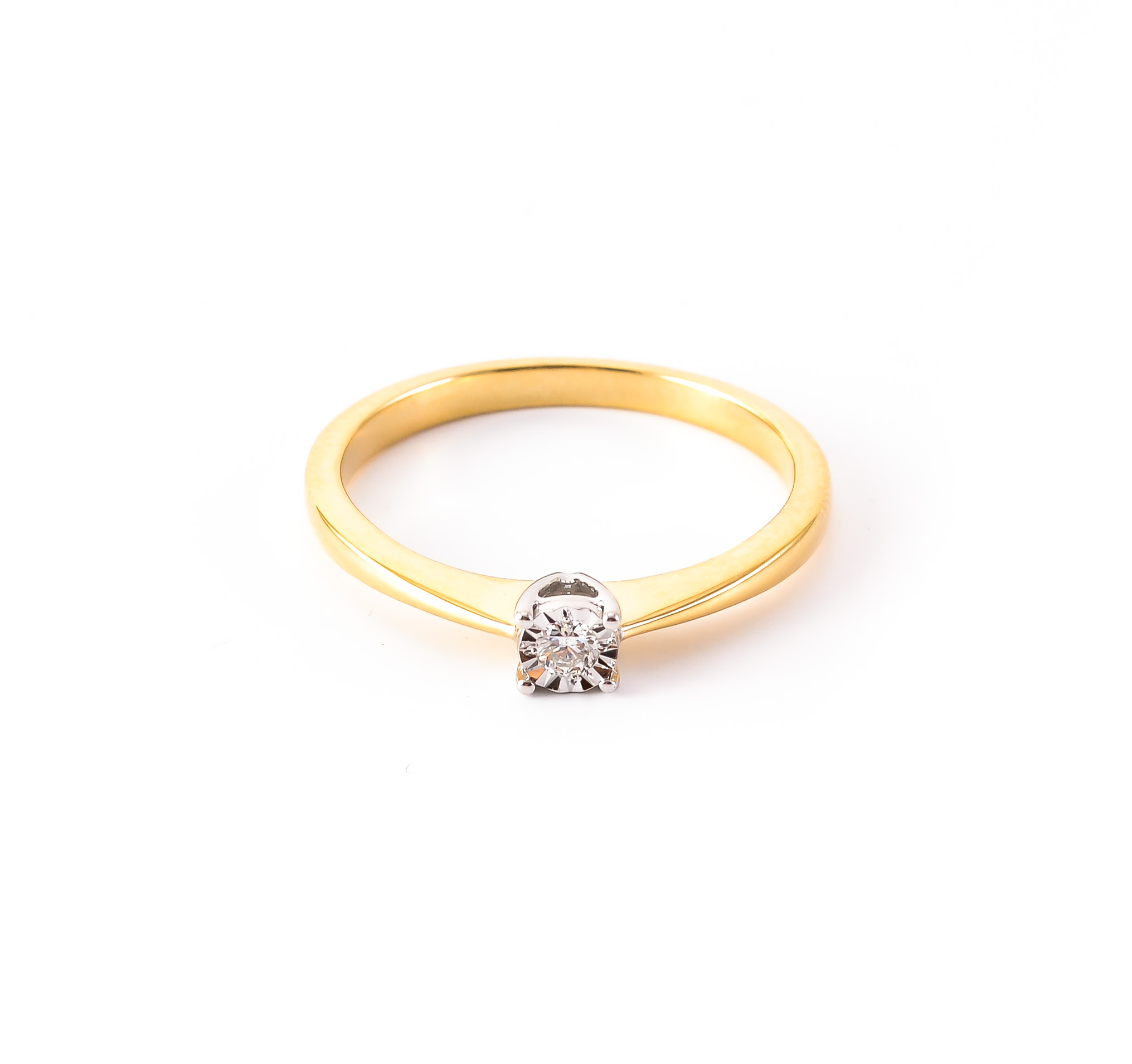 Yellow gold ring with diamond