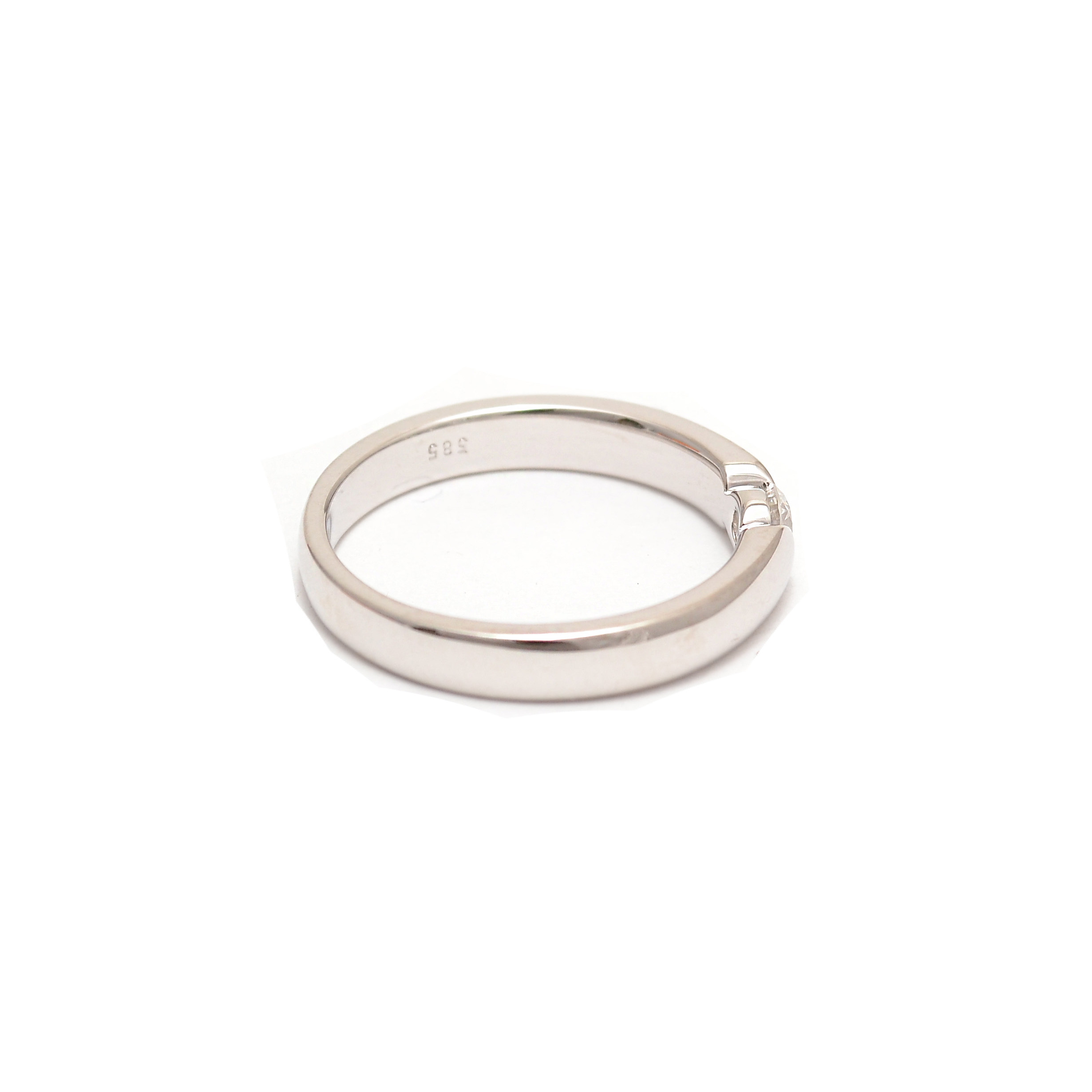 Gold ring with diamond