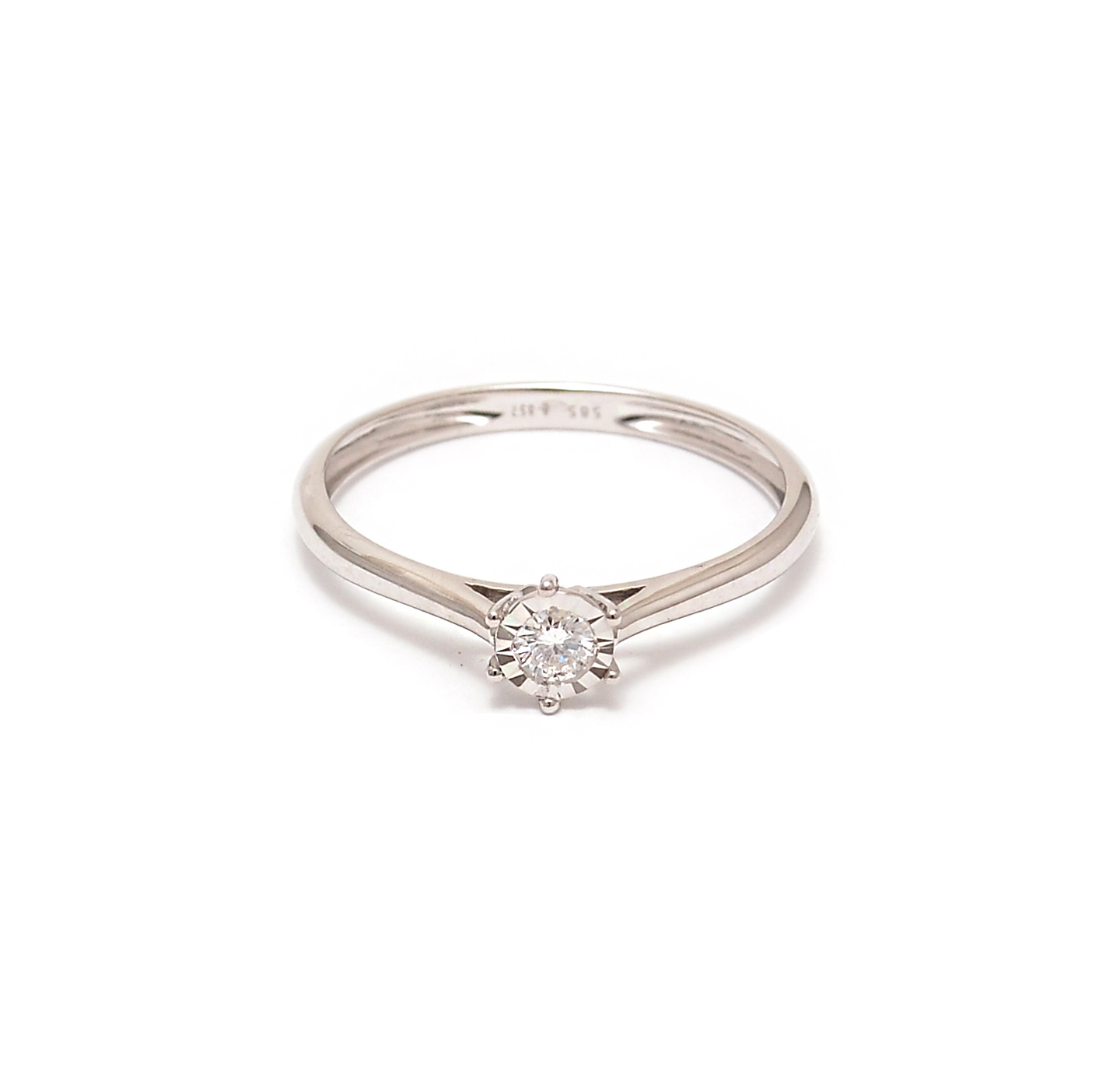 Gold ring with diamond