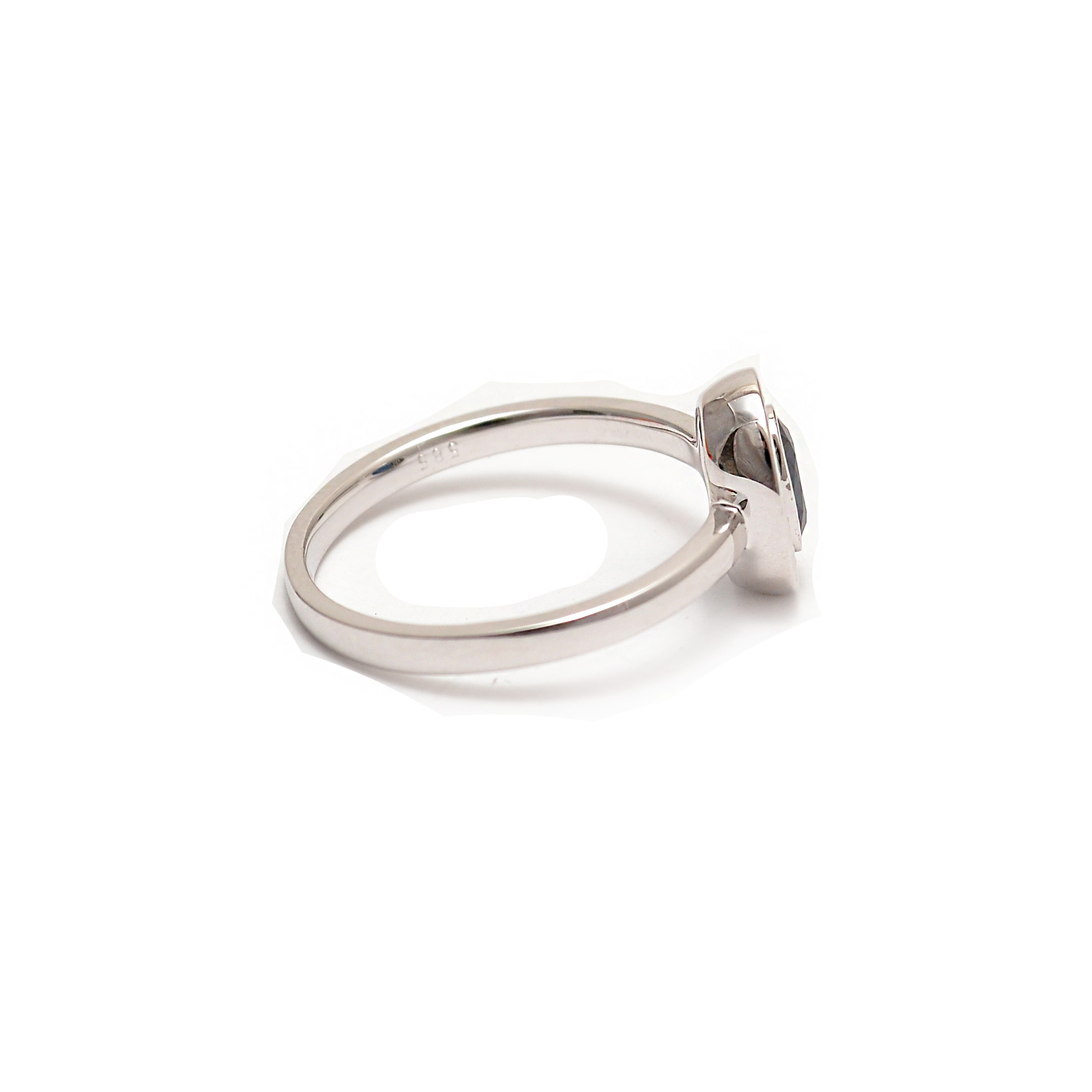 White gold diamonds ring with sapphire