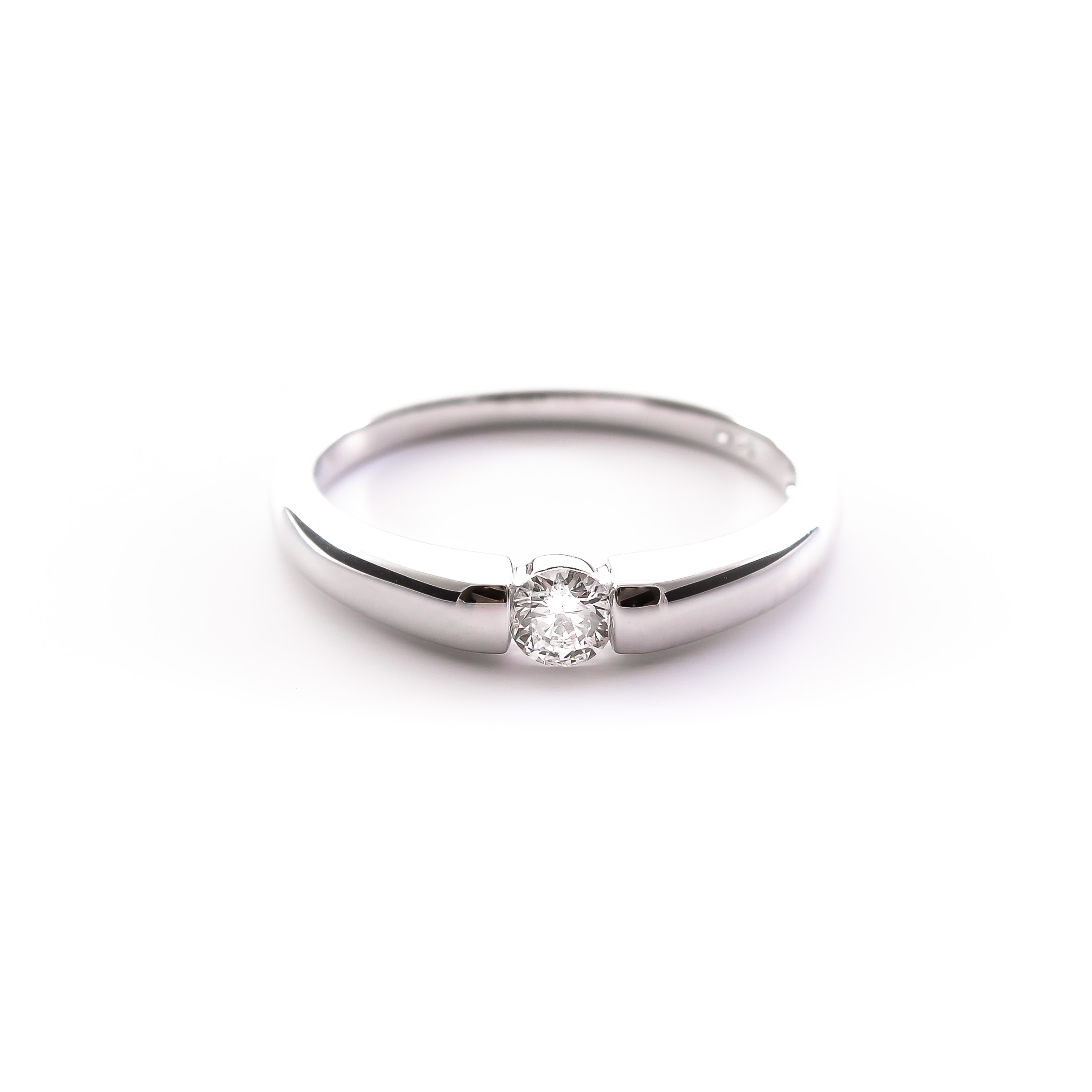 Auksinis žiedas su briliantu