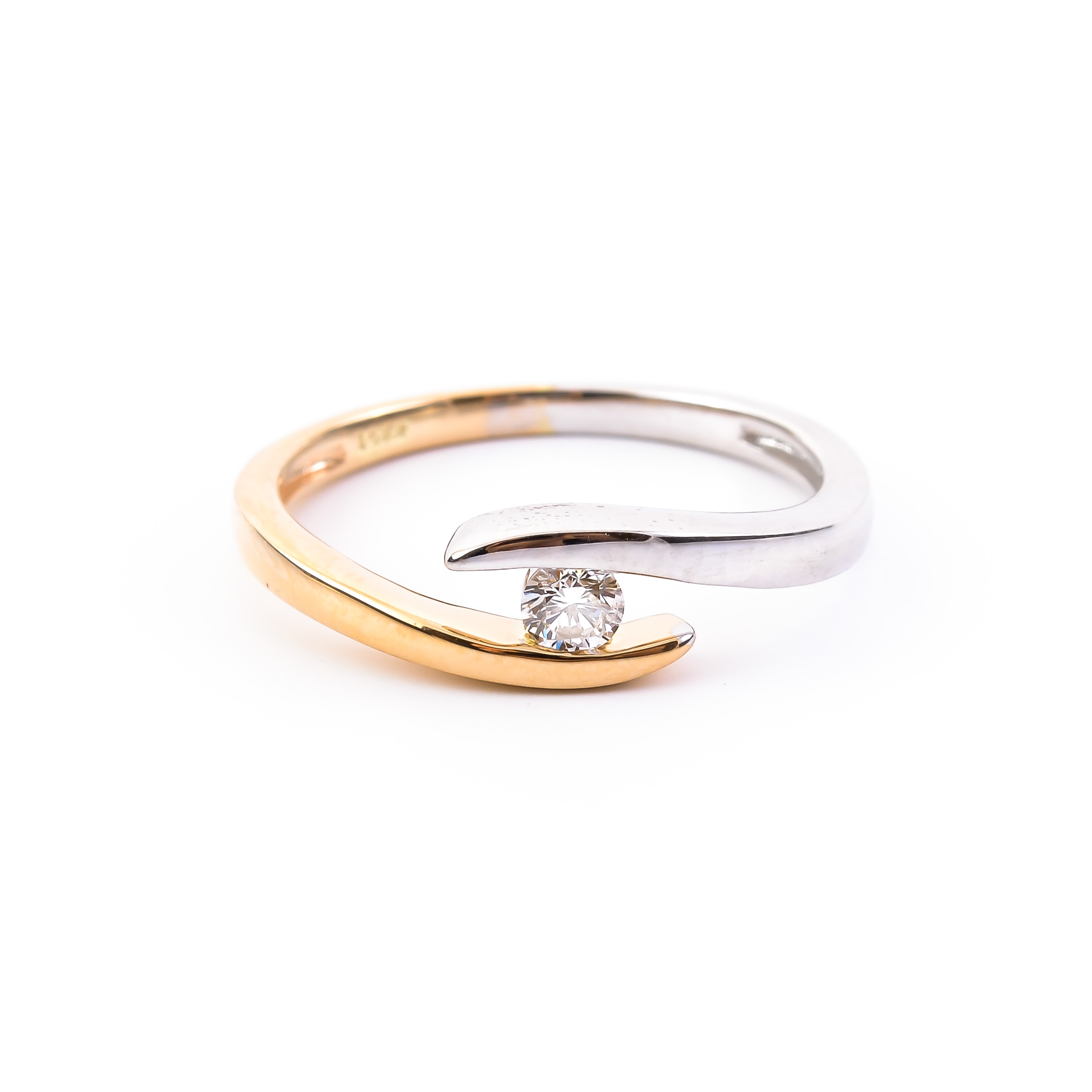 Gold ring with diamond