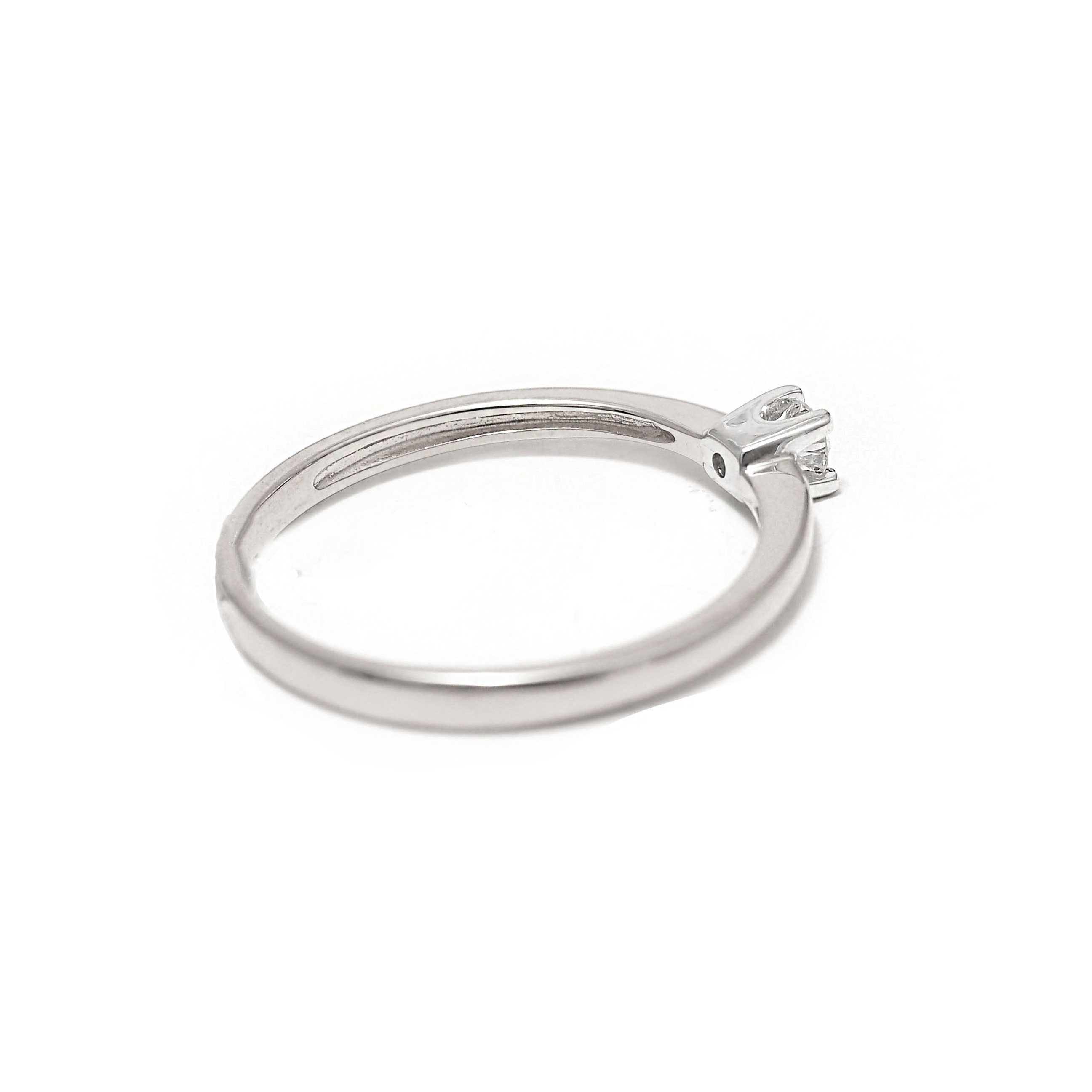 Gold diamond ring