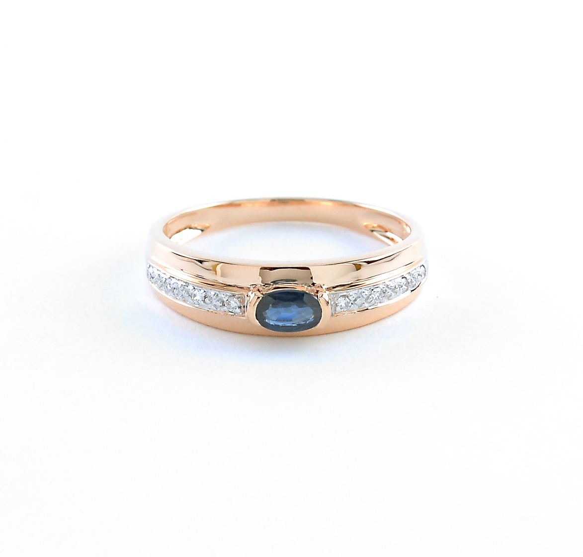 Gold ring with sapphire and diamonds