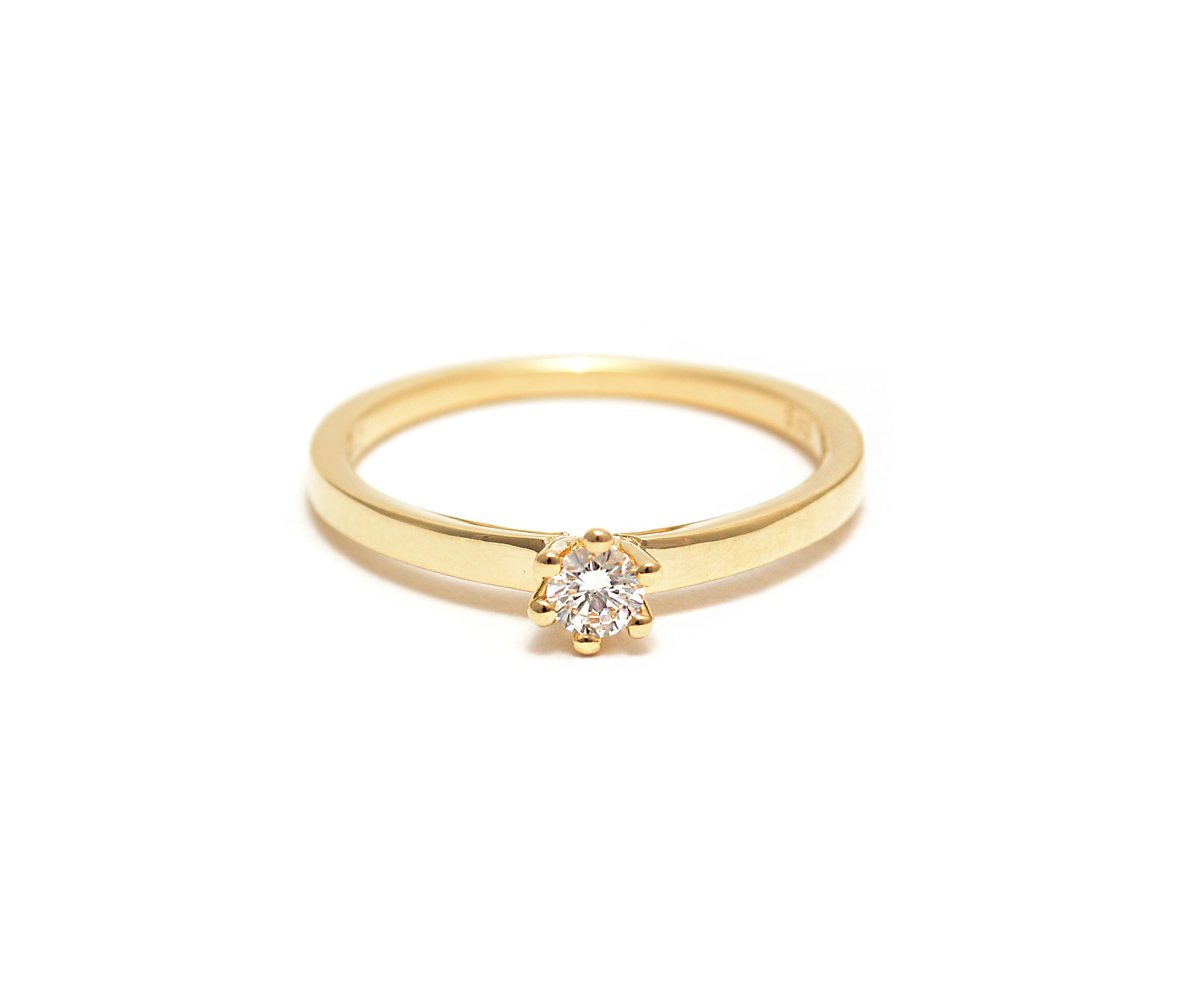 Yellow gold ring with diamond