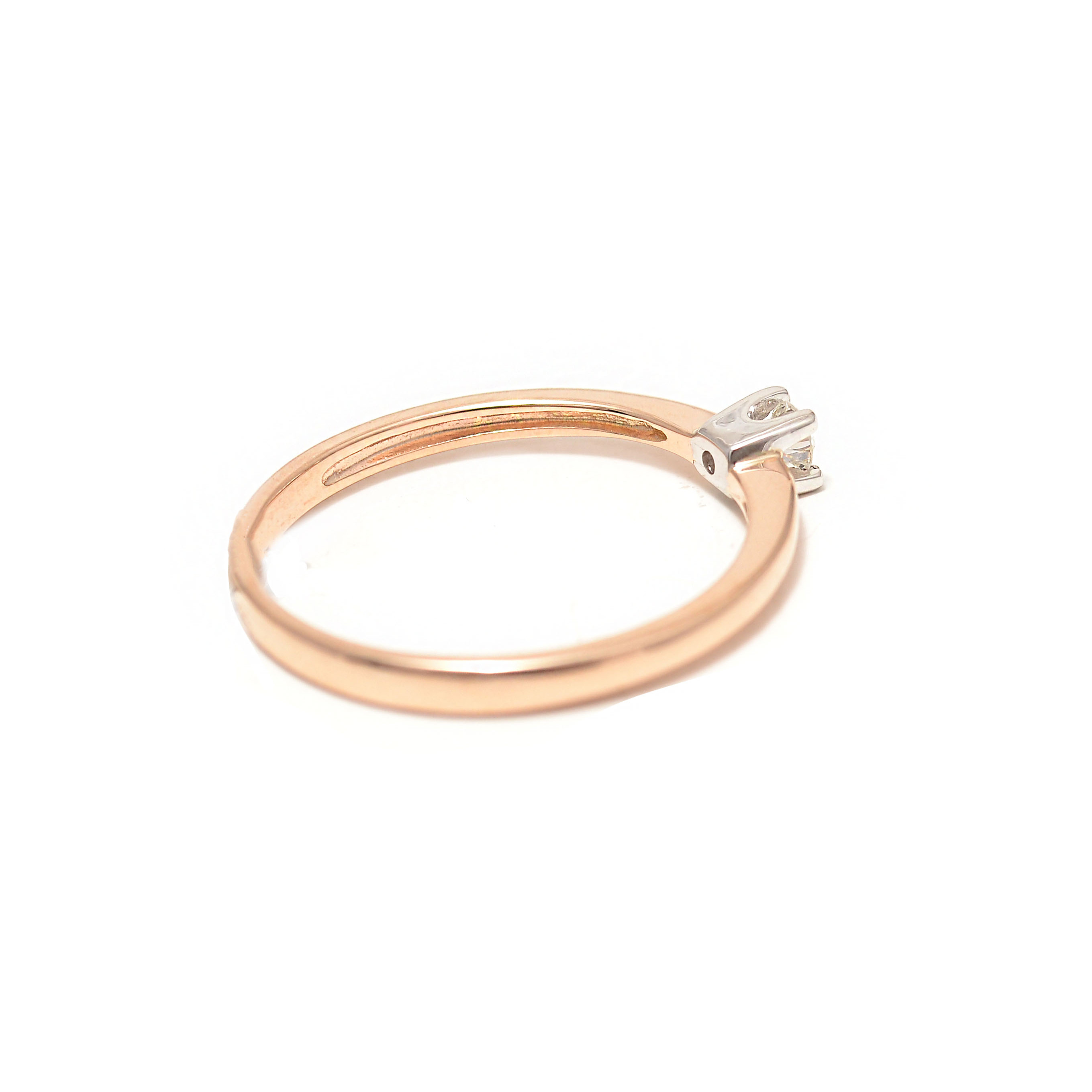 Gold ring with diamond